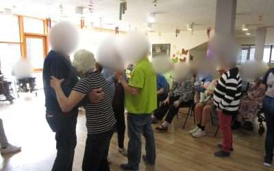 🎂🎶 Fête des anniversaires à l’EHPAD !